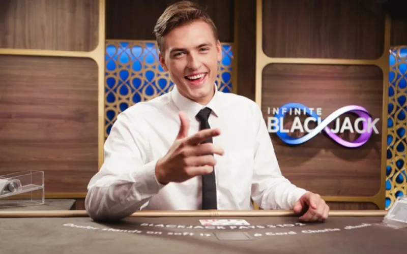 Únete a un número ilimitado de jugadores en la mesa para una acción sin pausas en Infinite Blackjack.